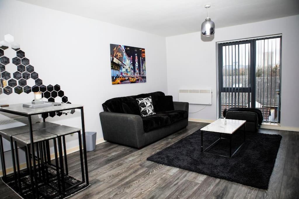Stylish Two-Bedroom Salford Quays Apartment Manchester Extérieur photo