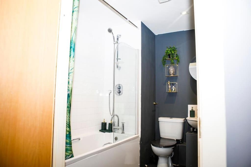 Stylish Two-Bedroom Salford Quays Apartment Manchester Extérieur photo