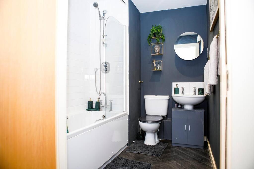 Stylish Two-Bedroom Salford Quays Apartment Manchester Extérieur photo