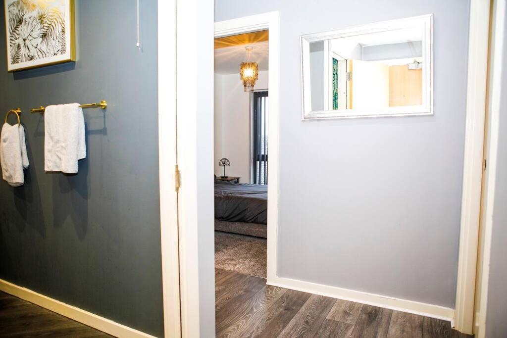 Stylish Two-Bedroom Salford Quays Apartment Manchester Extérieur photo