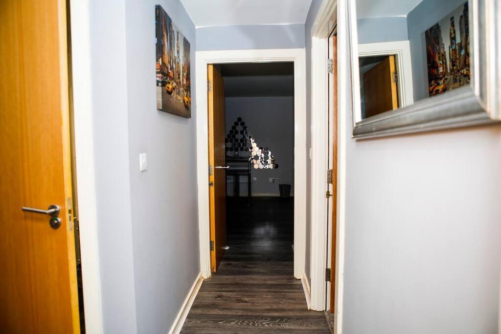 Stylish Two-Bedroom Salford Quays Apartment Manchester Extérieur photo