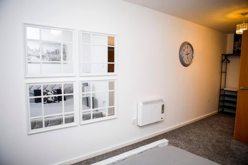 Stylish Two-Bedroom Salford Quays Apartment Manchester Extérieur photo