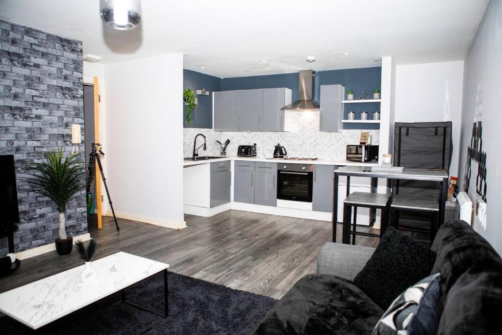 Stylish Two-Bedroom Salford Quays Apartment Manchester Extérieur photo
