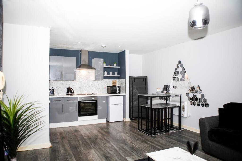 Stylish Two-Bedroom Salford Quays Apartment Manchester Extérieur photo