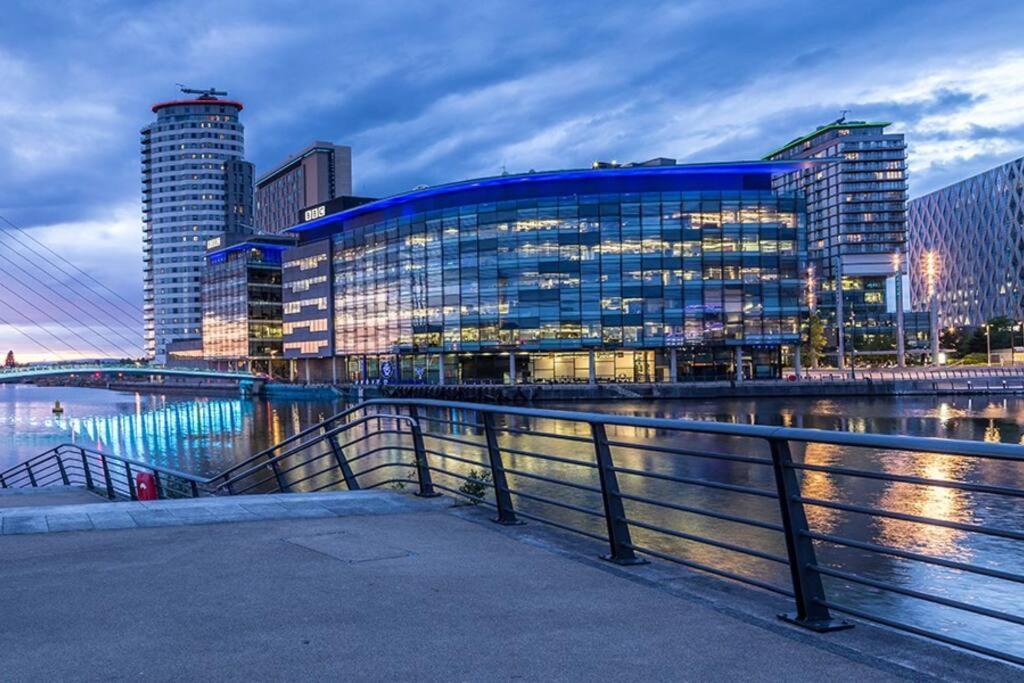 Stylish Two-Bedroom Salford Quays Apartment Manchester Extérieur photo