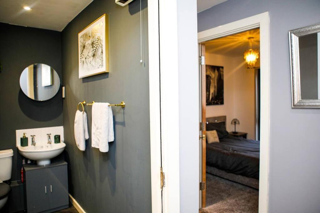 Stylish Two-Bedroom Salford Quays Apartment Manchester Extérieur photo